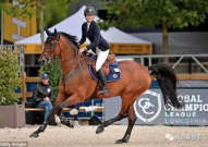 练习骑马小姐姐,勇敢驾驭马背，绽放青春风采